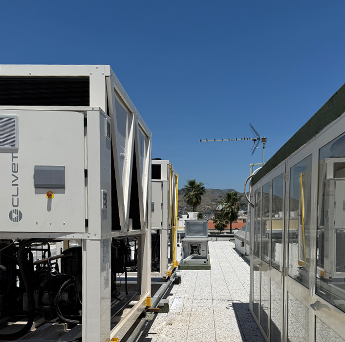 Enfriadoras Clivet y unidades de tratamiento de aire en la cubierta del edificio Alvaro de Reggio Calabria