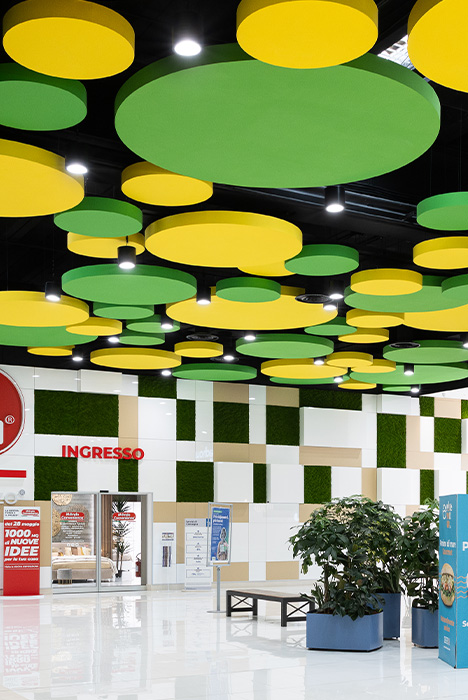 En el interior del centro comercial Mongolfiera, en Lecce