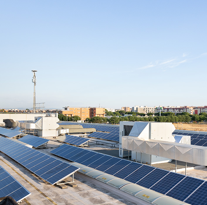Unidades de tratamiento de aire (UTA) AQX de Clivet y paneles fotovoltaicos instalados en la azotea del centro comercial Mongolfiera, en Lecce