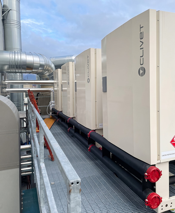 Impianto Eurofin con 4 pompe di calore Clivet SPINChiller3 (WSAN-YIN) collegate in cascata idraulica per efficienza
